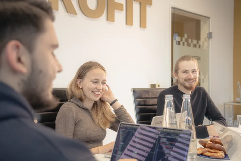 NETPROFIT Team im persönlichen Austausch am Tisch
